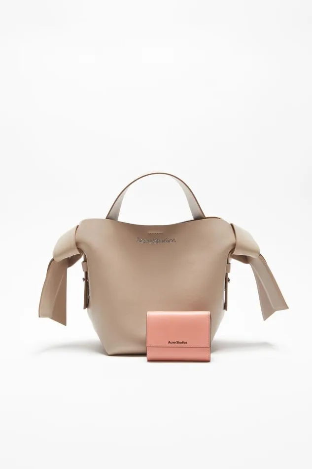 Acne Studios Trifold Leather Wallet Salmon Pink Men Small Leather Goods Acne Studios Trifold Leather Wallet Salmon Pink Men Small Leather Goods