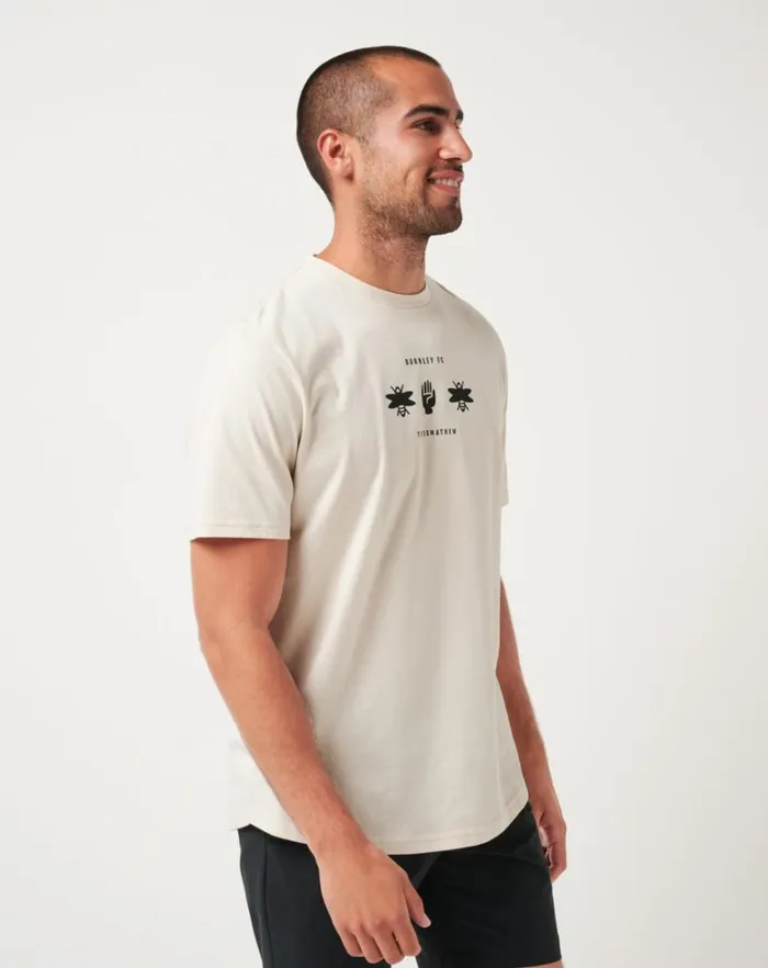 Men Tees TravisMathew BURNLEY WINNING POINT TEE Moonbeam